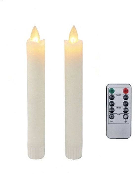 Twee ivoren LED-kaarsen met beweegbare vlam, naast een afstandsbediening met knoppen.