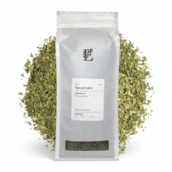 Zilverkleurige verpakking met "Spearmint" logo, omringd door gedroogde groene muntblaadjes. 200g.