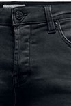 Detail van de knoopsluiting van een zwarte denim jeans met stiksels.