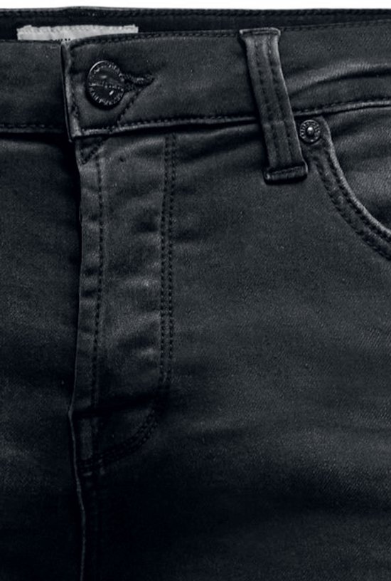 Detail van de knoopsluiting van een zwarte denim jeans met stiksels.