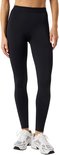 Model draagt zwarte legging en witte sneakers, voorkant zichtbaar.