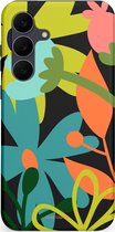 Telefoonhoesje met een zwarte achtergrond en een kleurrijk, abstract bloemenpatroon in groen, blauw, oranje en roze.