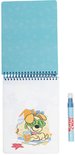 Open Woezel & Pip waterboek met een illustratie van een hond op het strand, en een waterpen ernaast.