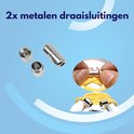 Twee metalen draaisluitingen en een close-up van handen die een veter door een sluiting halen.