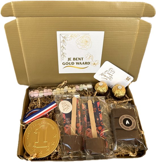 Gouden chocolade medaille "Certified Champion" met "JE BENT GOUD WAARD" kaart, chocoladesticks, ferrero rochers en marshmallows in een geschenkdoos.