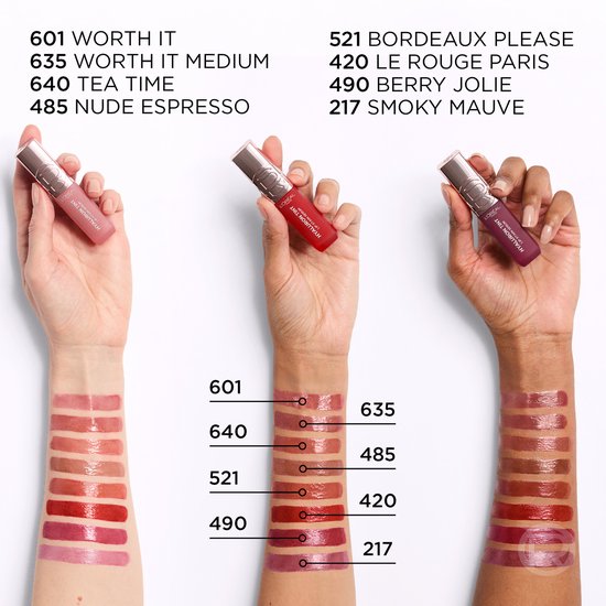 L'Oréal Paris Hyaluron Tint Lipstains: een collage van handen met verschillende tinten lipstains en testers op armen.