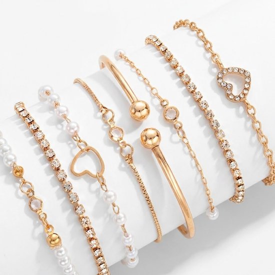Goudkleurige armbandenset met parels, hartjes, ronde bedels en strass steentjes.