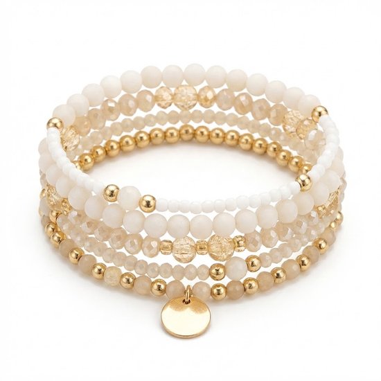 Set van 5 witte en gouden elastische armbanden met ronde gouden bedel.
