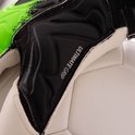 Detail van een doelmanhandschoen met de tekst "ULTIMATE GRIP" en zwarte beschermende elementen.