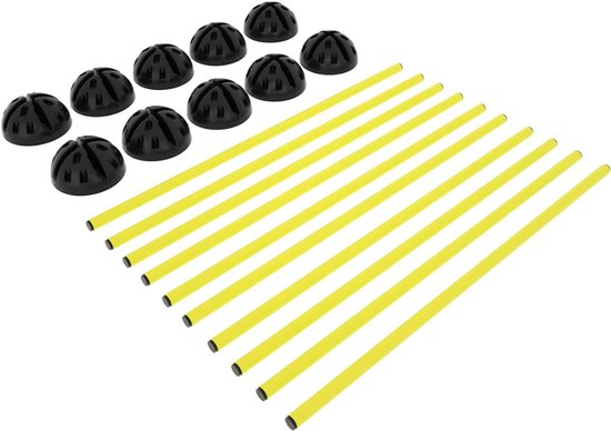 Tien gele stokken en acht zwarte bases voor trainingspalen, uitgestald.