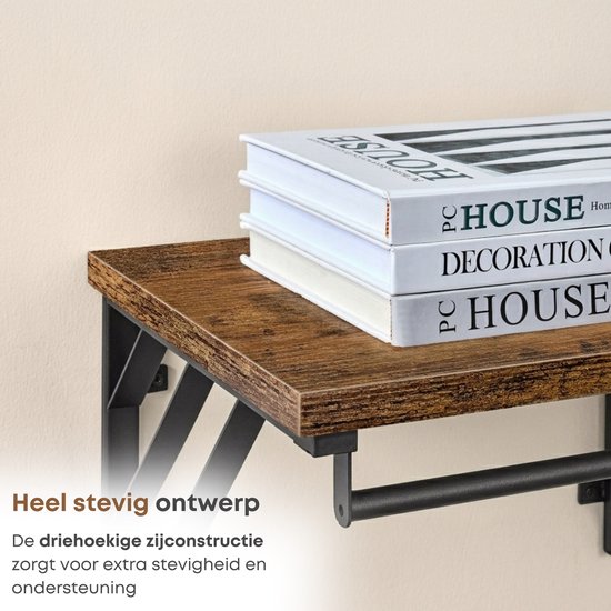 Gedetailleerde weergave van de houten plank en metalen ondersteuning van de wandkapstok met gestapelde boeken.