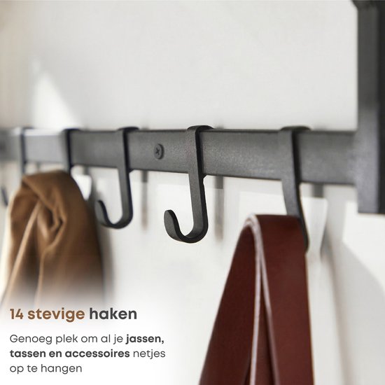 Gedetailleerde weergave van de 14 metalen haken van de wandkapstok, met een bruine riem en jas eraan.