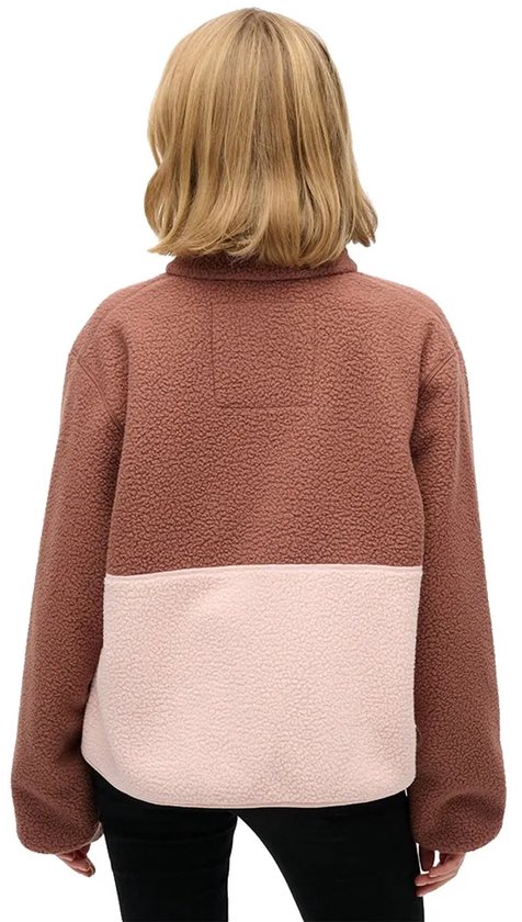 Achterkant van bruine fleece jas met lichtroze accenten onderaan.