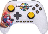 Witte Nintendo Switch controller met Mario Kart World logo en Mario op een kart. Gele joysticks en knoppen.