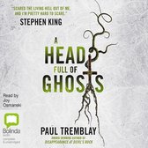 Boekomslag voor 'A Head Full of Ghosts' met een citaat van Stephen King en een takachtig, groen motief.