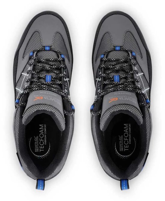 Bovenkant van grijze wandelschoenen met veters en blauwe lusjes. Regatta & Isolerende tekst.
