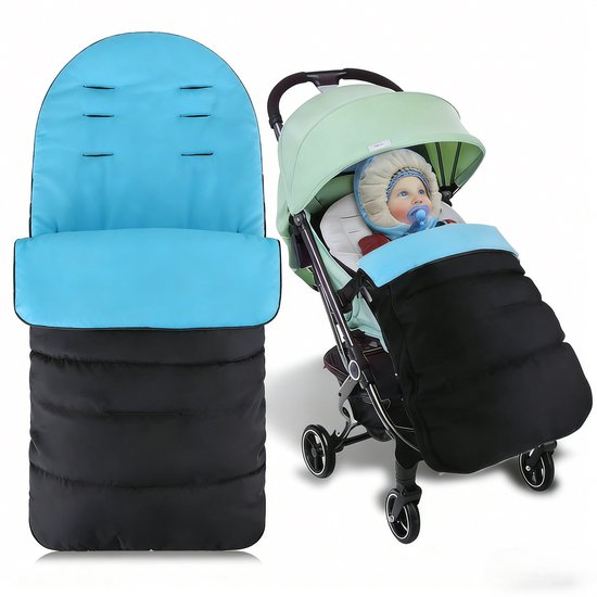 Een blauw-zwarte voetenzak naast een lichtgroene kinderwagen met een baby erin.