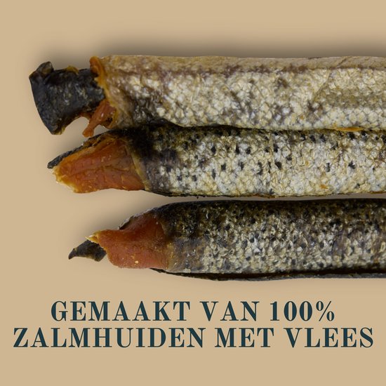 Drie gedroogde zalmhuiden met vlees op elkaar gestapeld. Gemaakt van 100% zalmhuiden met vlees.
