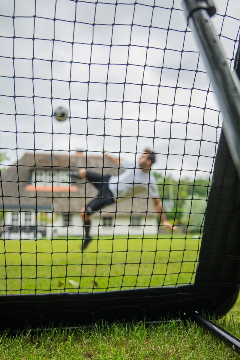 VirtuFit Verstelbare Rebounder Pro - Kickback - 124 x 124 cm - Voetbal Rebounder - Tchouck - Rebounder Trampoline - Inclusief Grondankers - Verstelbaar Voor Verschillende Intensiteitsniveaus - Makkelijk Op Te Bergen - Geschikt Voor Binnen- en Buiten — afbeelding 5