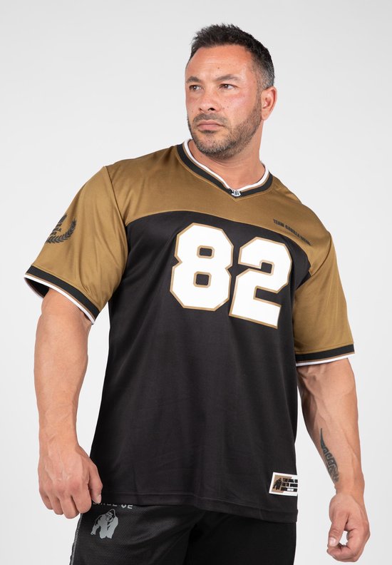 Man draagt een XL-maat zwart met gouden Trenton Football Jersey van Gorilla Wear met nummer 82 op de voorkant.