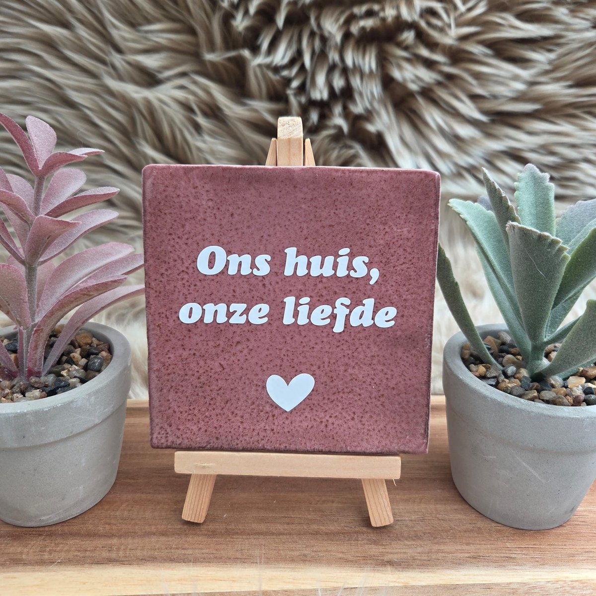 CreaCraft Robuust wenstegeltje “Ons Huis, Onze Liefde” – Liefde Cadeau – Woondecoratie – Relatie – Trendy nu – Valentijn – Handmade – Housewarming – Vriendschap – Decoratief Tegeltje met Standaard – Cadeau Idee Oudroze/wit