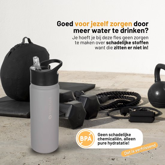 Steengrijze CoolFule RVS drinkfles met rietje, omringd door sportattributen. BPA-vrij, pure hydratatie.