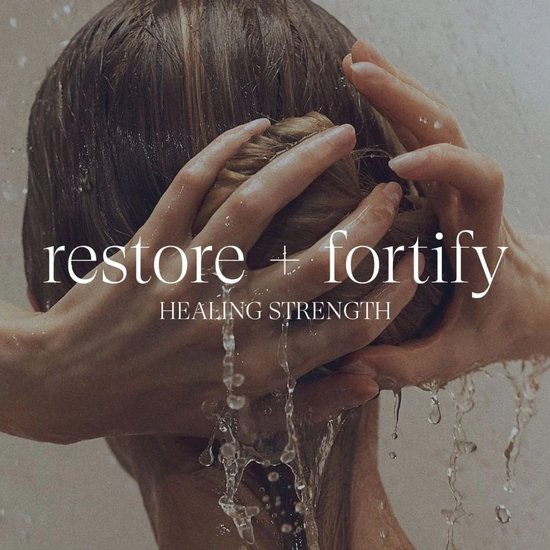 Handen met water die haar wassen. Tekst: 'restore + fortify HEALING STRENGTH'.
