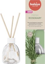 Glazen diffuser met heldere vloeistof en 3 houten stokjes. Verpakking met 'NEW FRESH ROSEMARY'.