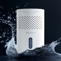 Witte Pro Breeze luchtontvochtiger omringd door opspattend water.