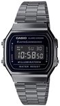 Unisex Casio horloge met zilverkleurige metalen band, vierkant zwart display met digitale tijdsaanduiding en functies als alarm, chronograaf en verlichting.
