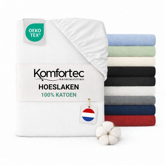 Wit 100% katoenen hoeslaken van Komfortec met OEKO-TEX label. Gestapelde hoeslakens in verschillende kleuren op de achtergrond.