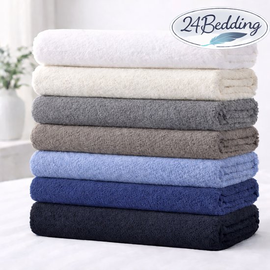 Stapel van badstof hoeslakens in verschillende kleuren: wit, crème, grijs, bruin, lichtblauw, donkerblauw en zwart.