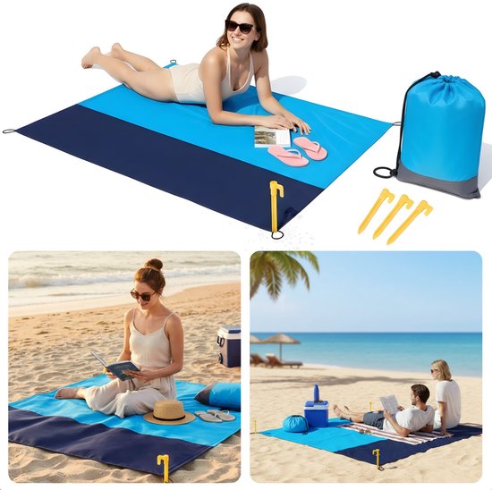 Vrouwen op een blauw en donkerblauw strandkleed. Een vrouw ligt erop, een vrouw leest op het strand, een stel leest op het strand.
