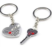 Zilverkleurige hart sleutelhanger set van 2 stuks met sleutel en hart hanger – sleutelhanger voor dames en heren – bijpassende keychain set met I love you tekst en hartvormig ontwerp