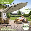 Beige zweefparasol op een terras met stelend zonlicht. Genietend van koelte met tekst 'Kühlende Wirkung im Sommer'.
