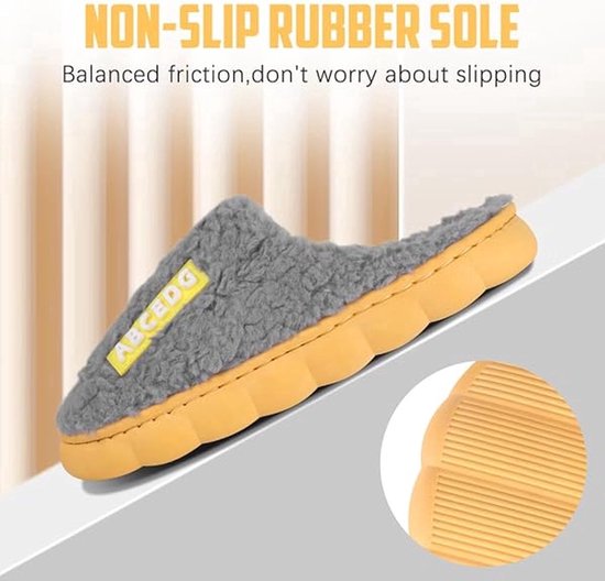 Grijze pluche pantoffel met gele binnenzool en badge met tekst ABCEDG. Gedetailleerde weergave van de antislip zool.