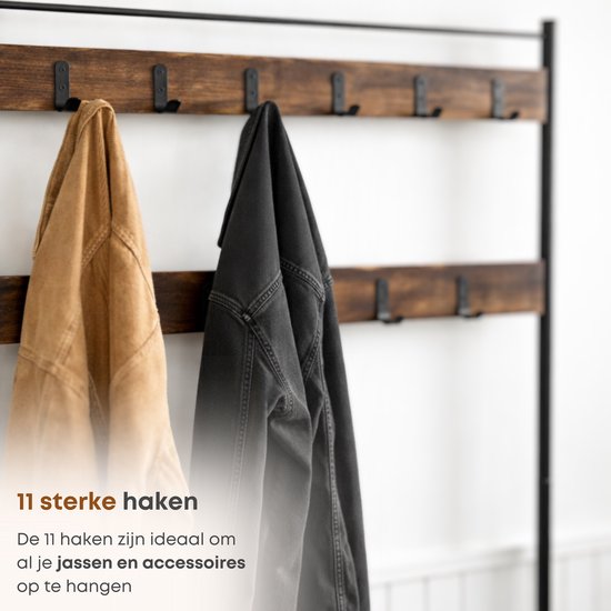 Bruine houten plank met 11 zwarte metalen kledinghaken. Twee jassen hangen eraan.
