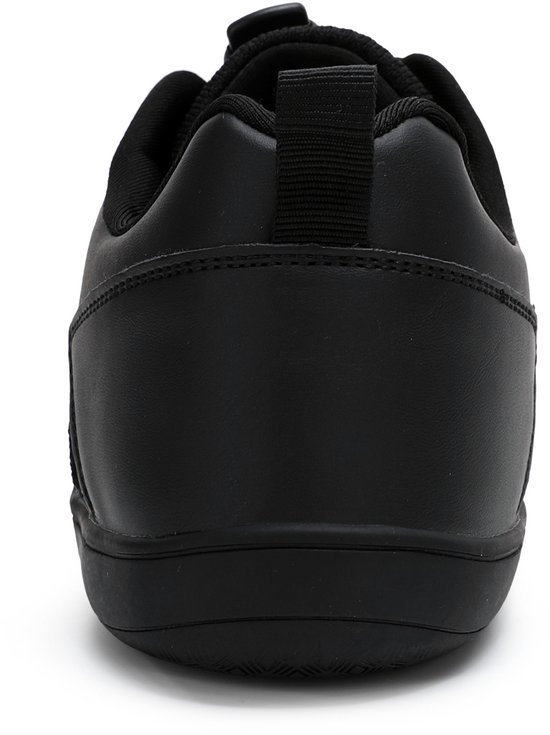 Achterkant van een zwarte lage sneaker met mesh en leren accenten.