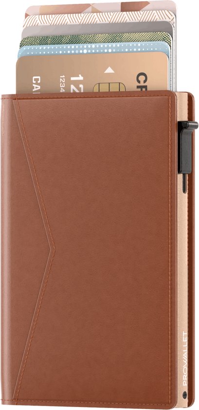 Bruine ProWallet pasjeshouder met uitstekende kaarten en een pen.