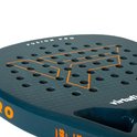 Close-up van de bovenkant van de donkergroene VirtuFit Fusion Pro padelracket met oranje V-logo.