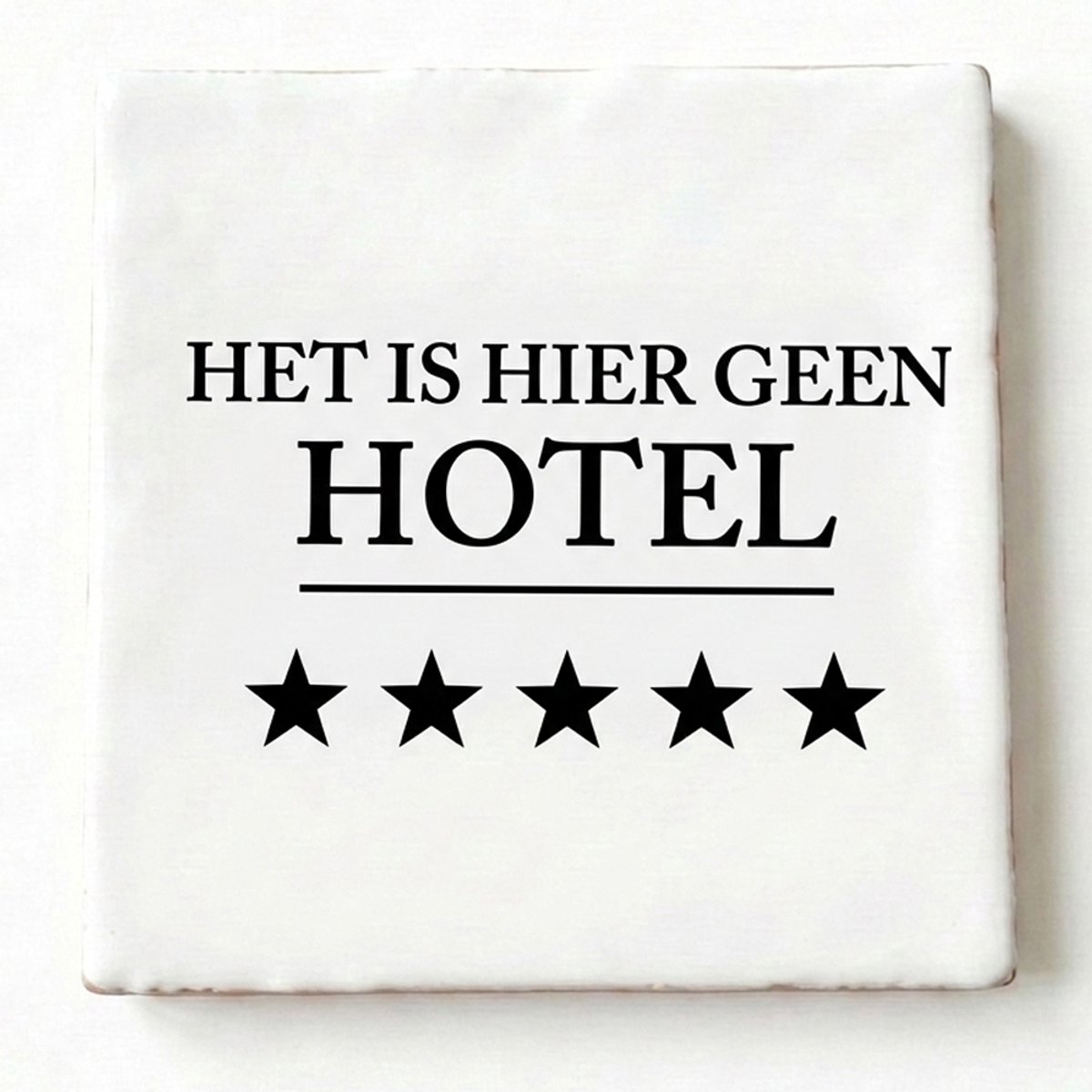Snoes Spreuktegeltje "Het is hier geen hotel" - Wit Handvorm Spaans Keramiek - 10x10 cm - Humor Cadeau Gezin - Inclusief Plakhaakje - Grappig Teksttegeltje Keuken / Hal