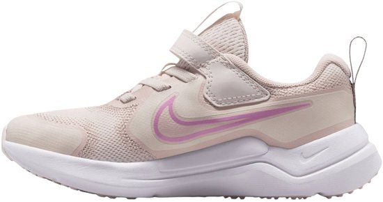 Lichtroze sneaker met roze Nike logo en klittenbandsluiting. Witte zool met roze accenten.