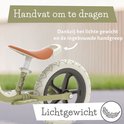Lichtgroene loopfiets met bruin zadel en witte banden, met focus op het handvat om te dragen.
