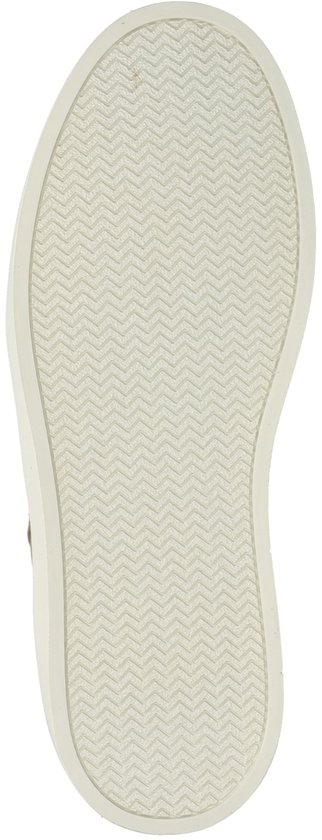 De onderkant van een taupe suède sneaker met een visgraatprofiel op de witte zool.
