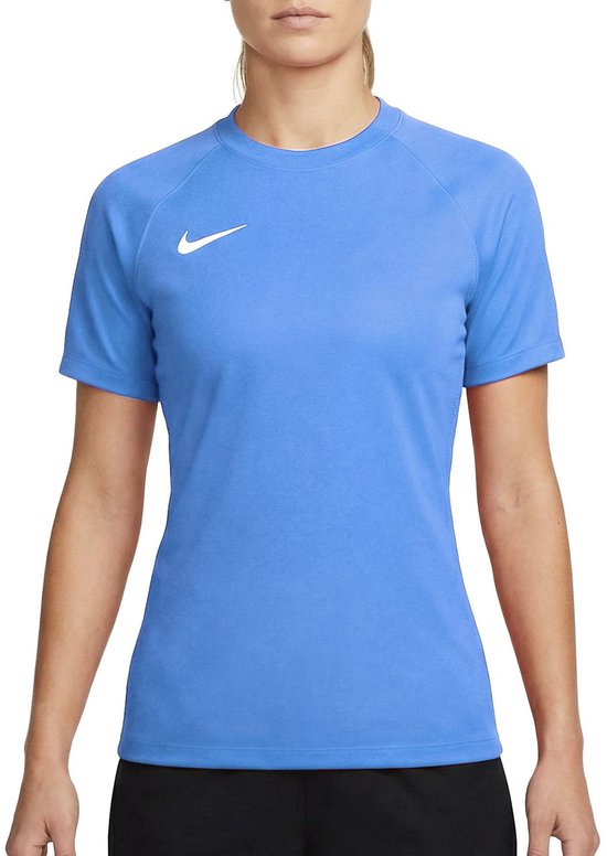 Model in een lichtblauwe Nike sportshirt met korte mouwen en een wit Nike logo op de borst.