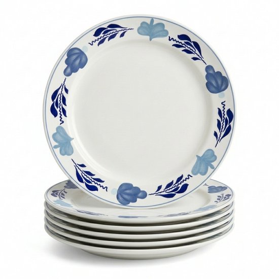 Een stapel van zes witte borden met een Delfts blauw bloemendesign langs de rand.