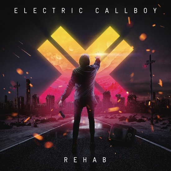 Album artwork 'Rehab' van Electric Callboy: een man met de rug naar ons toe staat op een weg met op de achtergrond een grote gele X en een stad.