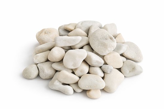 Een hoop witte, gladde sierstenen op een witte achtergrond.