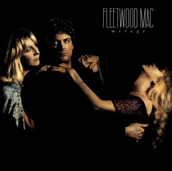 Fleetwood Mac Mirage albumhoes met drie bandleden in donkere tinten. Een vrouw met blonde lokken leunt naar achteren, omarmd door een man. Een andere vrouw met kort blond haar staat naast hen.