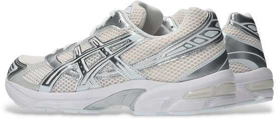 Zijzicht van een witte Asics Gel-1130 sneaker met zilverkleurige details op de mesh.